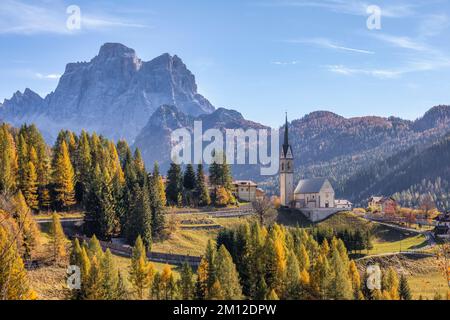 Italie, Vénétie, Belluno, village de Selva di Cadore en automne, mont Pelmo en arrière-plan, Dolomites Banque D'Images