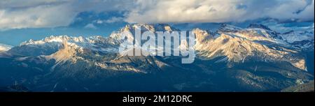 Italie, Tyrol du Sud, province de Bolzano, Val Gardena / Grödental, vue panoramique de Seceda, Odle / Geislergruppe, Gran Fermeda, Sass Rigais caché dans les nuages, Piz Duleda et Puez précédé par le mont Stevia, Dolomites Banque D'Images
