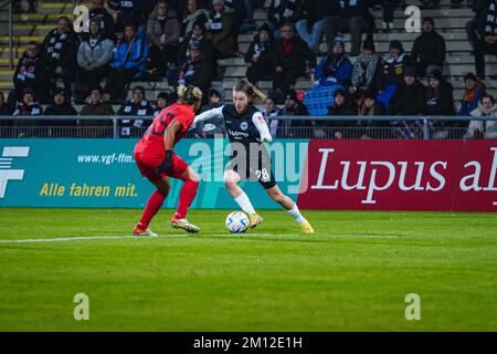 Francfort, Allemagne. 09th décembre 2022. Francfort, Allemagne, 09 décembre 2022: Barbara Dunst (28 Francfort) et Adrienne Jordan (15 Potsdam) pendant le match FLYERALARM Frauen-Bundesliga entre Eintracht Francfort et 1. FFC turbine Potsdam au stade de Brentanobad à Francfort-sur-le-main, Allemagne. (Norina Toenges/SPP) crédit: SPP Sport Press photo. /Alamy Live News Banque D'Images