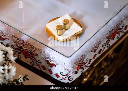 Chrysanthème et jarre pour l'huile de paix, Sacrement du Baptême d'une personne, Confirmation dans l'Esprit Saint, onction d'une personne dans l'église. Banque D'Images