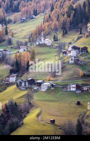 Italie, Vénétie, province de Belluno, Livinallongo del Col di Lana. Le village d'Ornella avec maisons et petite église alpine, Dolomites Banque D'Images