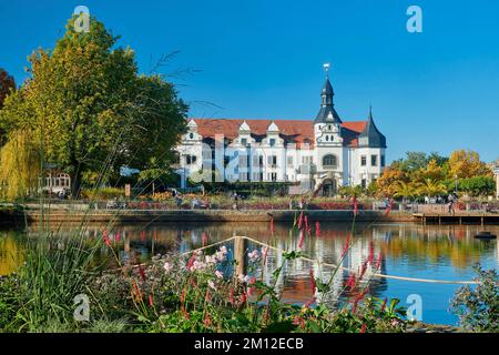 Maison thermale avec étang de cygne à Bad Schmiedeberg, Saxe-Anhalt, Allemagne, Europe Banque D'Images