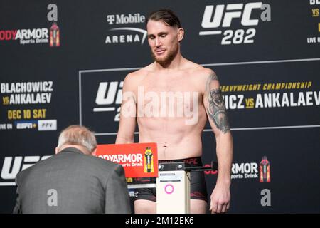 Las Vegas, États-Unis. 09th décembre 2022. 9 décembre 2022, Las Vegas, Nevada, LAS VEGAS, NEVADA, Etats-Unis: LAS VEGAS, NV - 9 décembre: Darren Till pas sur la balance pour le poids officiel à UFC Apex pour UFC 282 -Blachowicz vs Ankalaev : les pesées officielles sur 9 décembre 2022 à Las Vegas, NV, Etats-Unis. (Credit image: © Louis Grasse/PX Imagens via ZUMA Press Wire) Credit: ZUMA Press, Inc./Alamy Live News Banque D'Images