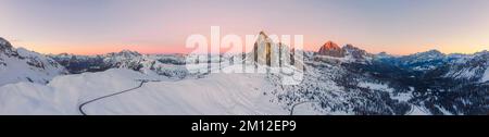 Italie, Vénétie, Belluno, Dolomites. Vue panoramique aérienne d'hiver du col de Giau au lever du soleil, à la frontière entre Colle Santa Lucia et Cortina d'Ampezzo Banque D'Images