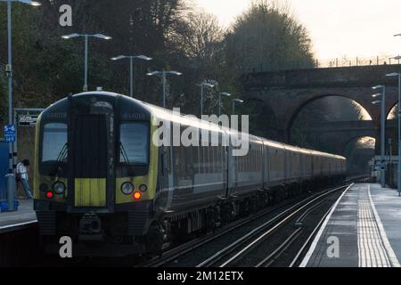 Winchester, Royaume-Uni, 9 décembre 2022 : trains South Western Railway à la gare de Winchester, où des panneaux d'affichage avertissent des grèves à venir du syndicat RMT, qui représente les chauffeurs et le personnel d'entretien. Les grèves de la mi-décembre et de la période de Noël ont trait à un différend sur la rémunération, les pensions et les conditions de travail. Anna Watson/Alay Live News Banque D'Images