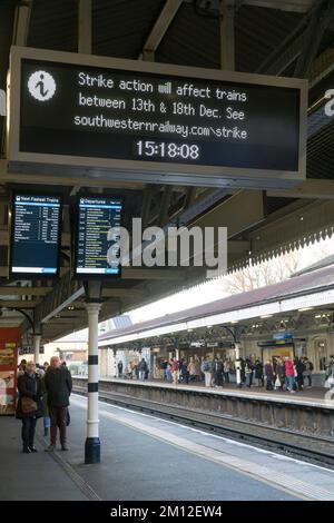 Winchester, Royaume-Uni, 9 décembre 2022 : trains South Western Railway à la gare de Winchester, où des panneaux d'affichage avertissent des grèves à venir du syndicat RMT, qui représente les chauffeurs et le personnel d'entretien. Les grèves de la mi-décembre et de la période de Noël ont trait à un différend sur la rémunération, les pensions et les conditions de travail. Anna Watson/Alay Live News Banque D'Images