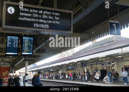 Winchester, Royaume-Uni, 9 décembre 2022 : trains South Western Railway à la gare de Winchester, où des panneaux d'affichage avertissent des grèves à venir du syndicat RMT, qui représente les chauffeurs et le personnel d'entretien. Les grèves de la mi-décembre et de la période de Noël ont trait à un différend sur la rémunération, les pensions et les conditions de travail. Anna Watson/Alay Live News Banque D'Images