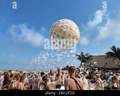 Sables d'or, Bulgarie - 30 juillet 2022: Fête de mousse sur la plage, les gens lancent un grand ballon Banque D'Images