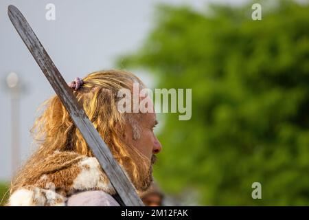 AQUILEIA, Italie - 22 juin 2014 - gros plan d'un homme blond vu en profil jouant le rôle d'un ancien guerrier celtique à la reconstitution historique Banque D'Images