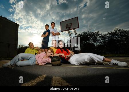 Ivano-Frankivsk, Ukraine 14 juillet 2022: Portrait d'un groupe d'adolescents sur un terrain sportif, photo d'enfants avec un ballon. Banque D'Images