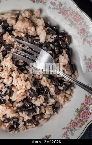 Gros plan de la nourriture traditionnelle costaricaine Gallo pinto. Vue de dessus. Banque D'Images