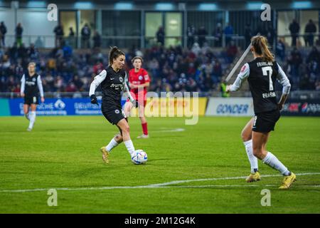 Francfort, Allemagne. 09th décembre 2022. Francfort, Allemagne, 09 décembre 2022: Barbara Dunst (28 Francfort) contrôle le ballon lors du match FLYERALARM Frauen-Bundesliga entre Eintracht Francfort et 1. FFC turbine Potsdam au stade de Brentanobad à Francfort-sur-le-main, Allemagne. (Norina Toenges/SPP) crédit: SPP Sport Press photo. /Alamy Live News Banque D'Images