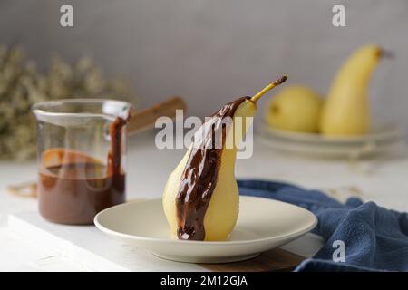 Le Poire belle Helene est un dessert français à base de poires pochées servi avec des ganache au chocolat. Banque D'Images