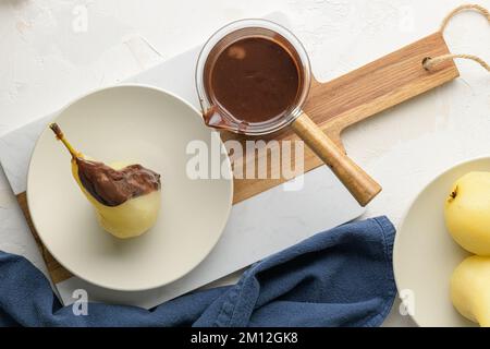 Le Poire belle Helene est un dessert français à base de poires pochées servi avec des ganache au chocolat. Banque D'Images