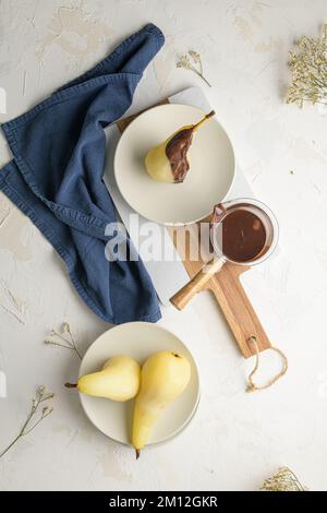 Le Poire belle Helene est un dessert français à base de poires pochées servi avec des ganache au chocolat. Banque D'Images