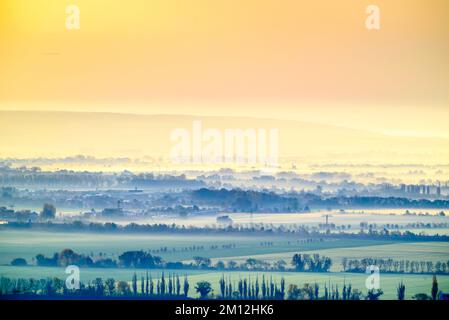 Vue sur la ville de Sangerhausen après le lever du soleil dans le brouillard Banque D'Images