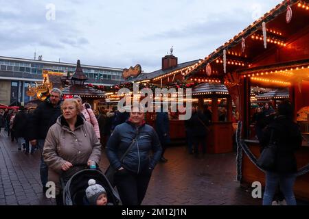 Hanau, Allemagne - 15 décembre 2019: Stands sur un marché de Noël avec des personnes dans des passerelles à Hanau, Allemagne. Banque D'Images