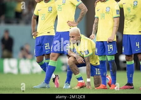 Doha, Qatar. 09th décembre 2022. Doha, Qatar. 09th décembre 2022. Neymar Jr et l'équipe brésilienne regardent la session de pénalité lors de la coupe du monde de la FIFA Qatar 2022 quart de finale match entre la Croatie et le Brésil au stade de la ville d'éducation sur 09 décembre 2022 à Doha, Qatar. Photo de David Niviere/ABACAPRESS.COM crédit: Abaca Press/Alay Live News crédit: Abaca Press/Alay Live News Banque D'Images