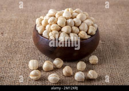 Vue de dessus d'un bol rempli de noisettes pelées Banque D'Images