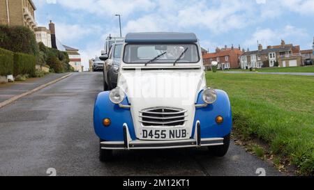 Un classique d'époque blanc et bleu Citreon 2CV a est un air Southwold royaume-uni 23, novembre 2022 refroidi avant moteur, traction avant, économie fa Banque D'Images