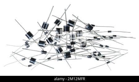 Plusieurs diodes de redressement semi-conducteurs au silicium isolées sur fond blanc. Groupe de différents types et tailles de composants électroniques à deux bornes. Banque D'Images