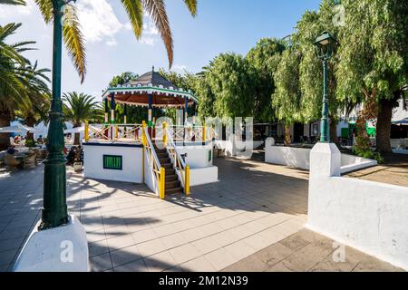 Place principale de la colonie appelée Pueblo Marinero conçu par Cesar Manrique situé à Costa Teguise, Lanzarote, Canary Island, Espagne, Europe Banque D'Images