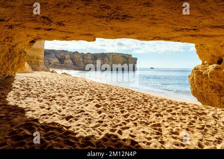 Plage de sable de Coelha ce qui se traduit par Rabbit Beach à côté d'Albufeira, Algarve, Portugal, Europe Banque D'Images