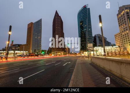 Gratte-ciels sur la Potsdamer Platz, sur la droite, le siège de Deutsche Bahn AG, Berlin, Allemagne Banque D'Images