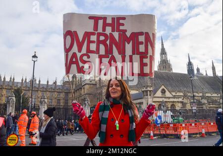 Londres, Royaume-Uni. 9th décembre 2022. Des milliers de travailleurs postaux ont organisé un énorme rassemblement sur la place du Parlement en solidarité avec les grèves postales en cours du syndicat des travailleurs de la communication (CWU) et ont exigé que le PDG de Royal Mail, Simon Thompson, démissionne. Banque D'Images