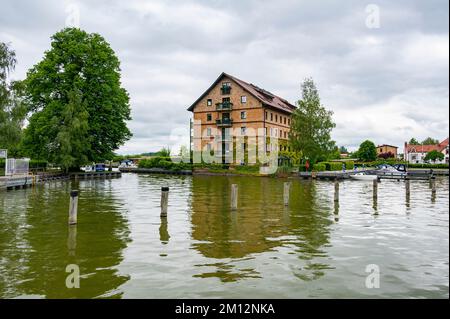 Allemagne, Mer Baltique côte mecklembourgeoise, Mecklenburg-Ouest Pomerania, Mecklenburg Lake District, Neustrelitz, Zierker See, stockage résidentiel au port Banque D'Images