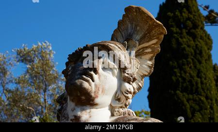 Achilleion, résidence de l'impératrice Sissi, construite en 1889, architecture basée sur la mythologie grecque, jardin de l'Achilleion, statue en marbre du dossier inclinable Banque D'Images