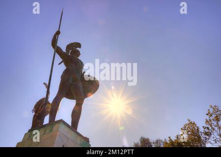 Achilleion, résidence de l'impératrice Sissi, achevée en 1889, architecture basée sur la mythologie grecque, statue en bronze plus grande que nature de l'Ach victorieux Banque D'Images