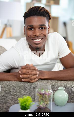 homme millénaire souriant tête prise de vue portrait Banque D'Images