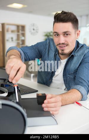 homme remplaçant la cartouche d'encre de son imprimante personnelle Banque D'Images