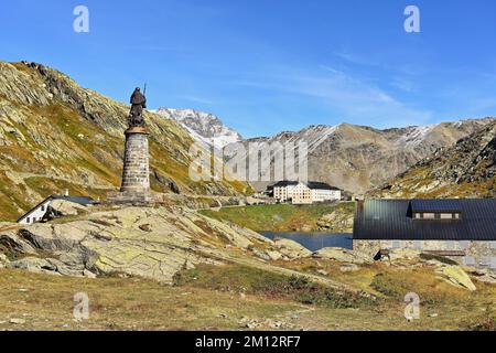 Statue de Saint Bernard derrière l'Hospice et le monastère des Canons Augustins, Col du Grand Saint Bernard, Colle del Gran San Bernardo, Col du Grand sa Banque D'Images