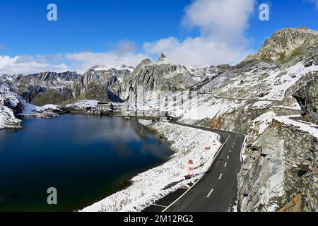 Col du Grand Saint Bernard fraîchement recouvert de neige avec vue de la Suisse au côté italien, canton Valais, Suisse, Europe Banque D'Images