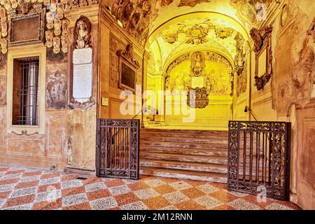 Théâtre anatomique d'Archiginnasio (Teatro Anatomico dell'Archiginnasio), zone d'entrée avec peintures, Bologne, Emilie-Romagne, Italie, Europe Banque D'Images