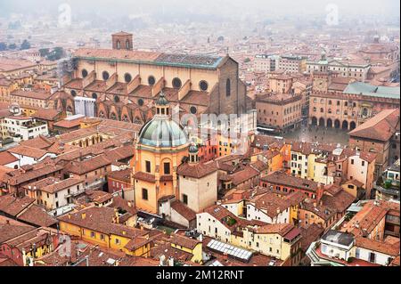 Vue depuis la tour Asinelli sur les églises de Santa Maria della Vita et la basilique de San Petronio, la tour droite Palazzo d'Accursio, la place du marché Banque D'Images