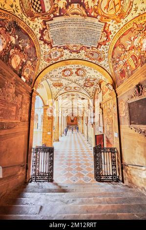 Théâtre anatomique Archiginnasio (Teatro Anatomico dell'Archiginnasio), cour avec arcades, Bologne, Emilie-Romagne, Italie, Europe Banque D'Images