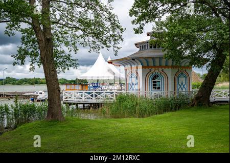 Allemagne, Mer Baltique côte mecklembourgeoise, Mecklenburg-Ouest Pomerania, Mecklenburg Lake District, Neustrelitz, Zierker See, stockage résidentiel au port, White Bridge, pavillon chinois Banque D'Images