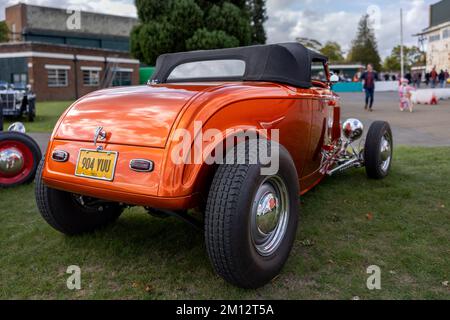 1932 Ford modèle 18 Hot Rod ‘904 YUU’ exposé au Scramble d’octobre qui s’est tenu au Bicester Heritage Centre le 9th octobre 2022. Banque D'Images