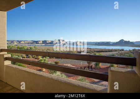 Une vue magnifique sur le lac Powell et les montagnes environnantes depuis un balcon à page, en Arizona Banque D'Images