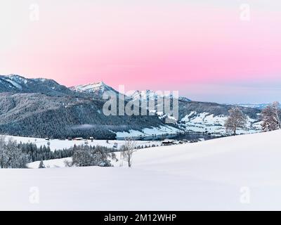 Forêt enneigée avec vue sur le lac Aegeri derrière Rigi et Pilatus, Gottschalkenberg, canton de Zug, Suisse, Europe Banque D'Images