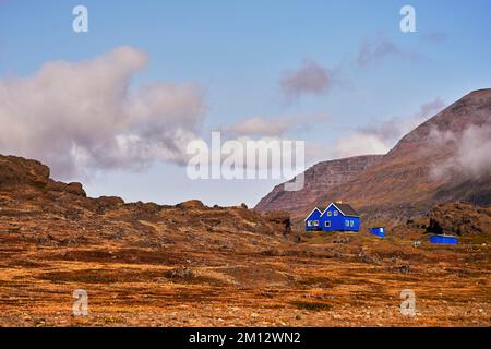 Maisons en bois bleu debout dans le paysage volcanique, Qeqertarsuaq, Disko Island, West Greenland, Groenland, Amérique du Nord Banque D'Images