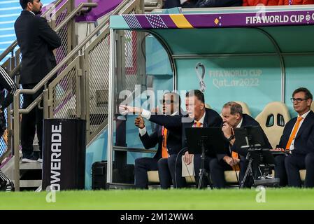 Al Daayen, Qatar. 09th décembre 2022. AL DAAYEN, QATAR - DÉCEMBRE 9 : l'entraîneur assistant Edgar Davids des pays-Bas, l'entraîneur-chef Louis van Gaal des pays-Bas et l'entraîneur-assistant Danny Blind des pays-Bas entraînent les joueurs pendant la coupe du monde de la FIFA - quart de finale match entre les pays-Bas et l'Argentine au stade Lusail sur 9 décembre, 2022 à Al Daayen, Qatar (photo de Henk Jan Dijks/ Orange Pictures) crédit: Orange pics BV/Alay Live News Banque D'Images