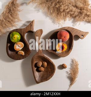 planches en bois faites à la main avec fruits sur la table Banque D'Images