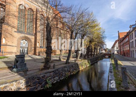Vue sur la vieille ville de Wismar à la rue L'église Nicolai et le ruisseau du moulin Banque D'Images