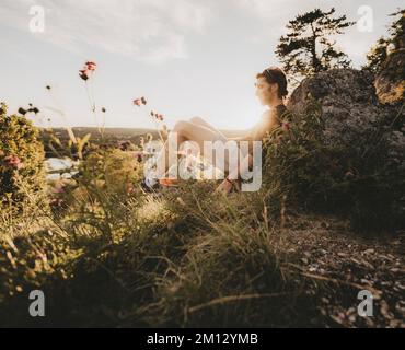 Allemagne, Bade-Wurtemberg, Sigmaringen, homme, rock, asseyez-vous, détendez-vous Banque D'Images