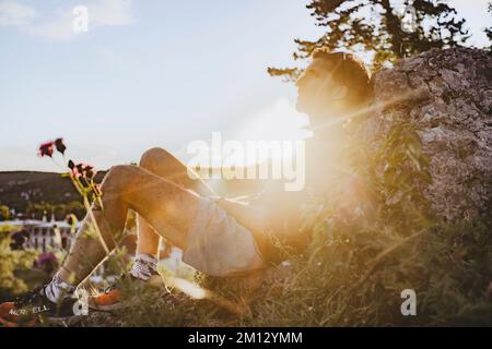 Allemagne, Bade-Wurtemberg, Sigmaringen, homme, rock, asseyez-vous, détendez-vous Banque D'Images