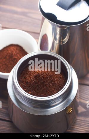 vieille cafetière, geyser, tasse en verre avec café Banque D'Images